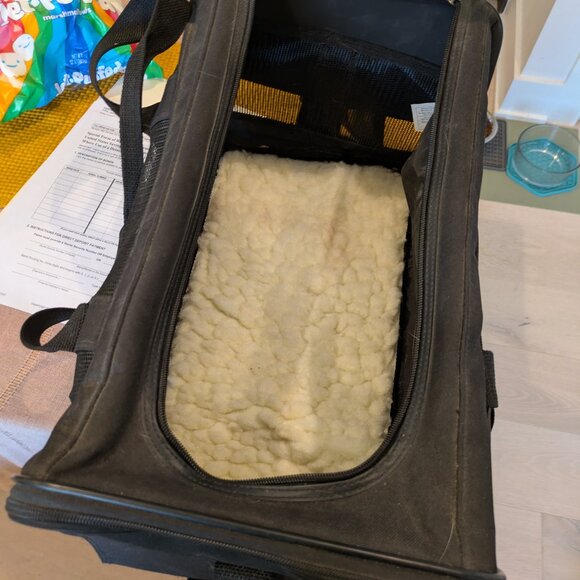 Delta Deluxe Pet Carrier by Sherpa - Picture 5 of 9